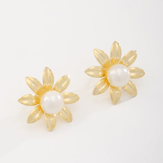 BR-01033 BRINCO BANHADO A OURO 18K EM FORMATO DE FLOR COM PÉTALAS E PÉROLA 