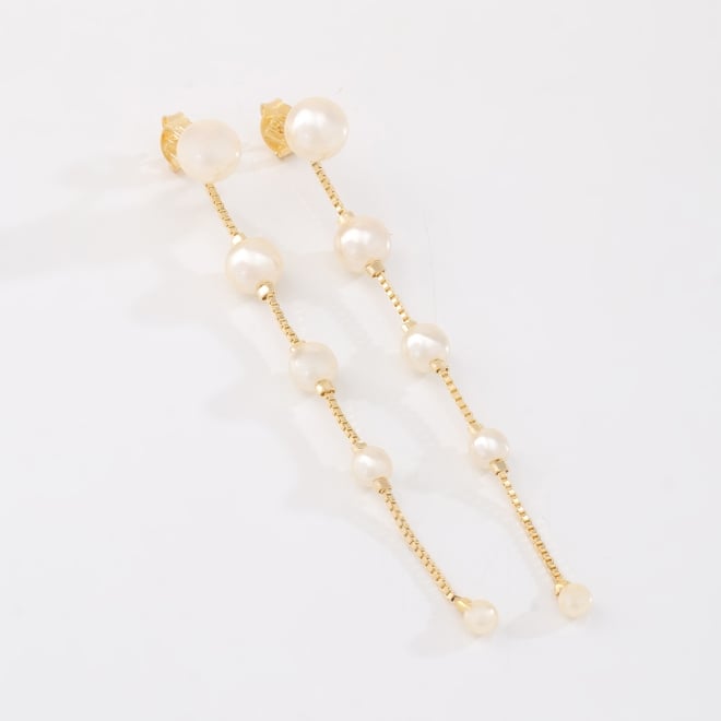 BR-01083 BRINCO BANHADO A OURO 18K COM PÉROLAS E DESIGN LONGO EM CORRENTE