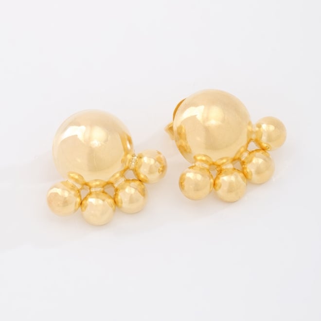BR-01114 BRINCO BANHADO A OURO 18K COM DESIGN EM BOLA CENTRAL E DETALHES EM MINI ESFERAS.