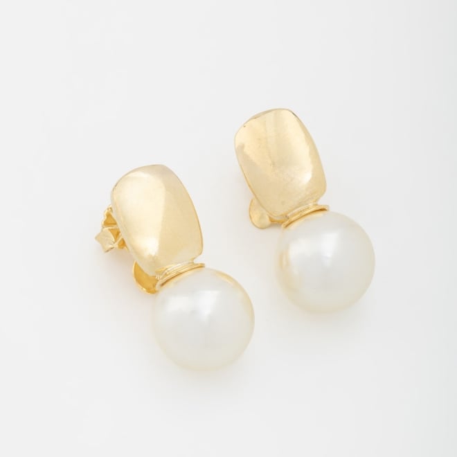 BR-01115 BRINCO BANHADO A OURO 18K COM DETALHE EM PÉROLA CLÁSSICA