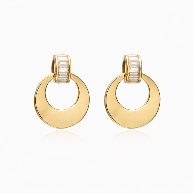 BR-01138 BRINCO BANHADO A OURO 18K COM ARGOLA LISA E DETALHE SUPERIOR EM ZIRCÔNIAS BAGUETE