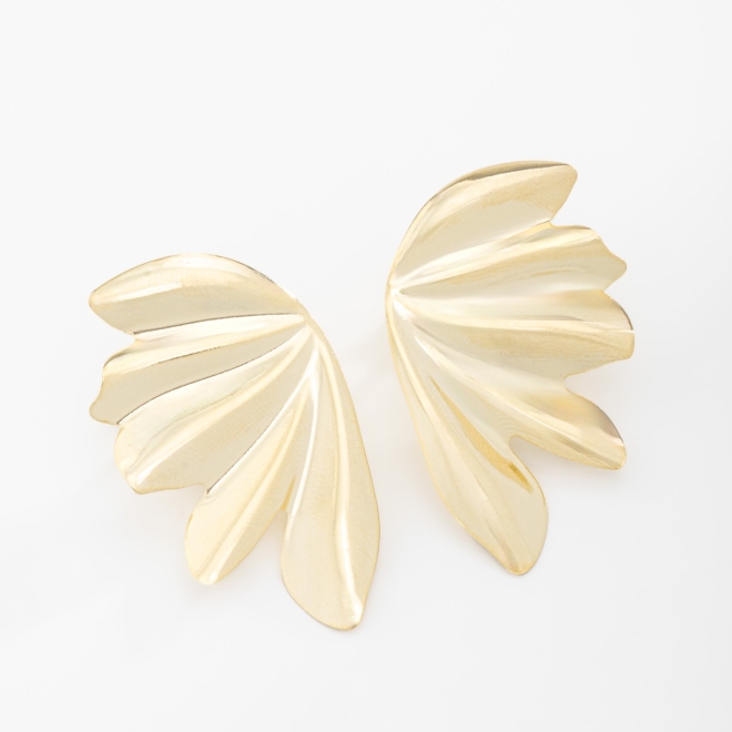 BR-01456 -BRINCO BANHADO A OURO 18K COM DESIGN ORGÂNICO DE FOLHA