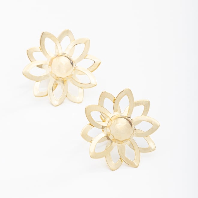 BR-01476 BRINCO BANHADO A OURO 18K EM FORMATO DE FLOR COM PÉTALAS VAZADAS
