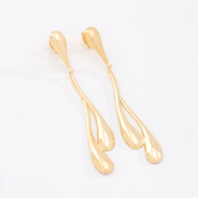BR-01548 BRINCO BANHADO A OURO 18K COM DESIGN ALONGADO EM FORMATO ORGÂNICO