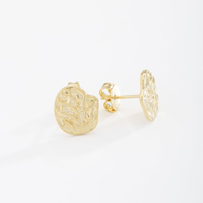 BR-01591 BRINCO BANHADO A OURO 18K COM DESIGN ORGÂNICO TEXTURIZADO E DETALHES EM ALTO-RELEVO 