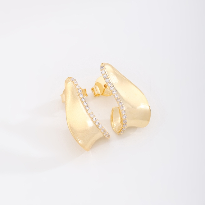 BR-01623-BRINCO BANHADO A OURO 18K COM DESIGN ORGÂNICO