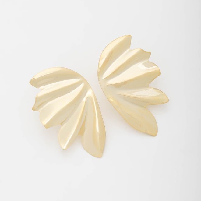 BR-01644 BRINCO BANHADO A OURO 18K COM DESIGN EM FORMATO DE FOLHAS