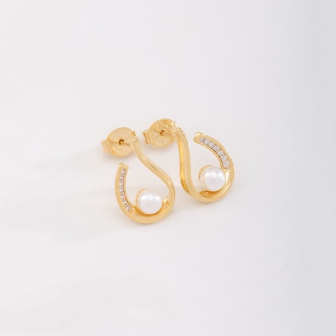 BR-01661 BRINCO BANHADO A OURO 18K COM DESIGN CURVO E DETALHE EM PÉROLA