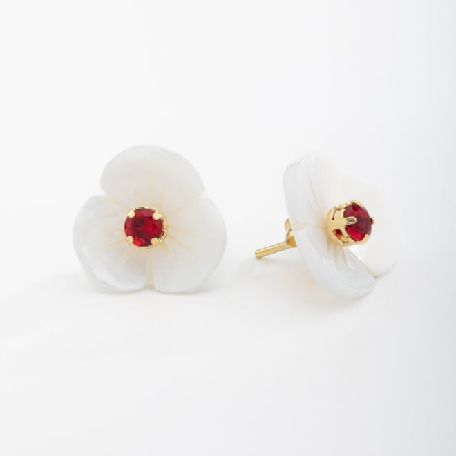 BR-01686 BRINCO BANHADO A OURO 18K EM FORMATO DE FLOR COM P&Eacute;TALAS EM MADRE P&Eacute;ROLA