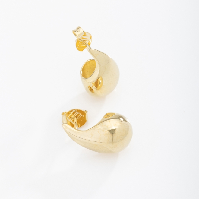 BR-01767 BRINCO BANHADO A OURO 18K COM DESIGN CURVO E VOLUMOSO