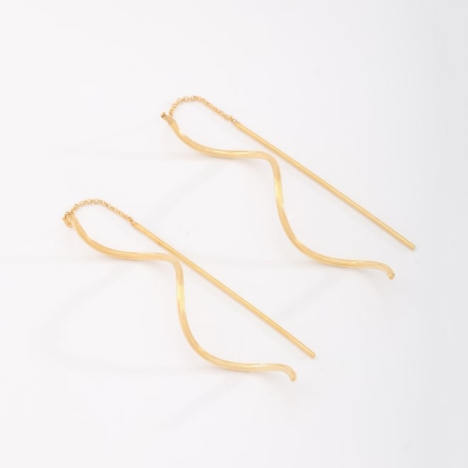 BR-01858 BRINCO BANHADO A OURO 18K COM DESIGN LONGO E ONDULADO