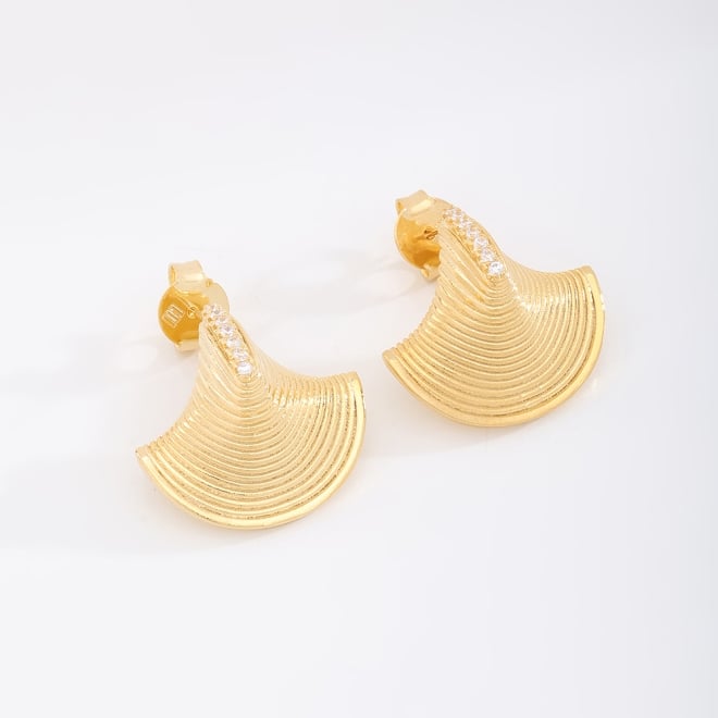 BR-01863 BRINCO BANHADO A OURO 18K COM DESIGN EM LEQUE TEXTURIZADO E DETALHES CRAVEJADOS EM ZIRCÔNIAS