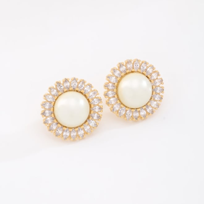 BR-01892 BRINCO BANHADO A OURO 18K COM PÉROLA CENTRAL E ARO EM ZIRCÔNIAS