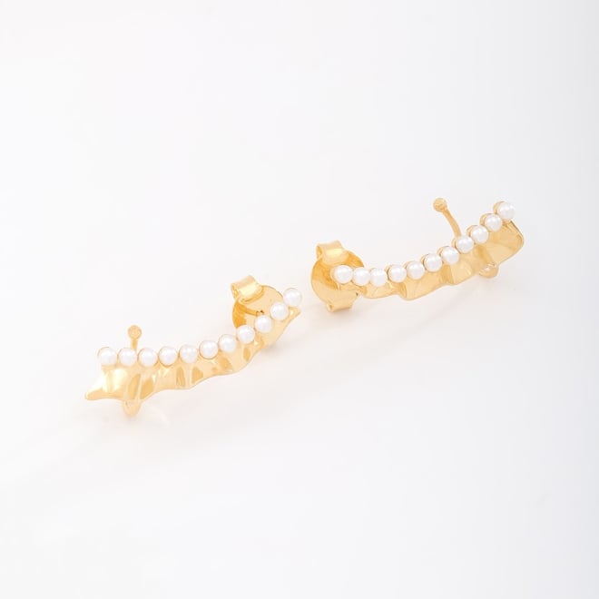 BR-01969 -BRINCO BANHADO A OURO 18K TIPO EAR CUFF COM DESIGN ONDULADO E DETALHES EM PÉROLAS