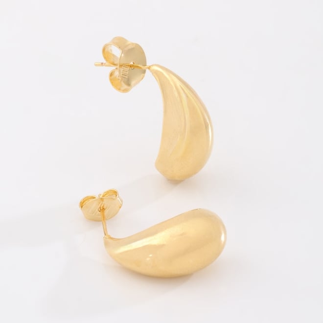 BR-01995 -BRINCO BANHADO A OURO 18K COM DESIGN CURVO E ACABAMENTO POLIDO