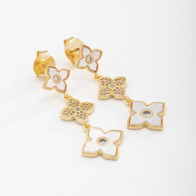 BR-02051-BRINCO FLOR TRIPLA COM MADREPÉROLA E ZIRCÔNIAS