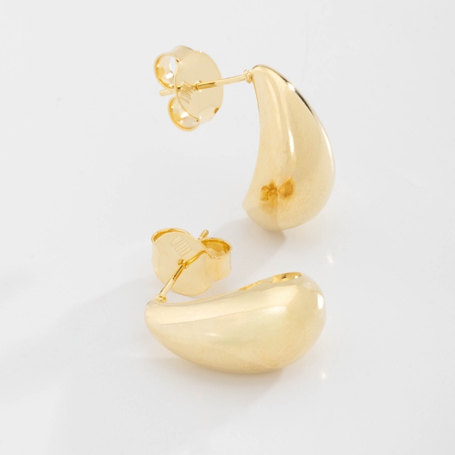 BR-02064 - BRINCO BANHADO A OURO 18K COM DESIGN ORGÂNICO E VOLUMOSO EM FORMATO CURVO