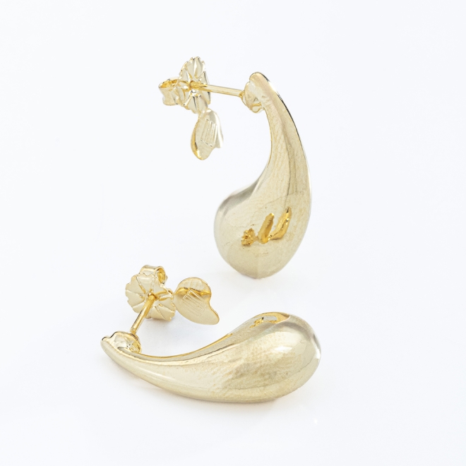 BR-0280-BRINCO BANHADO A OURO 18K COM DESIGN ORGÂNICO DE GOTA