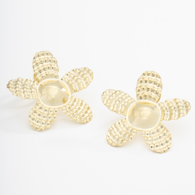 BR-02109 BRINCO BANHADO A OURO 18K EM FORMATO DE FLOR COM TEXTURA MARTELADA