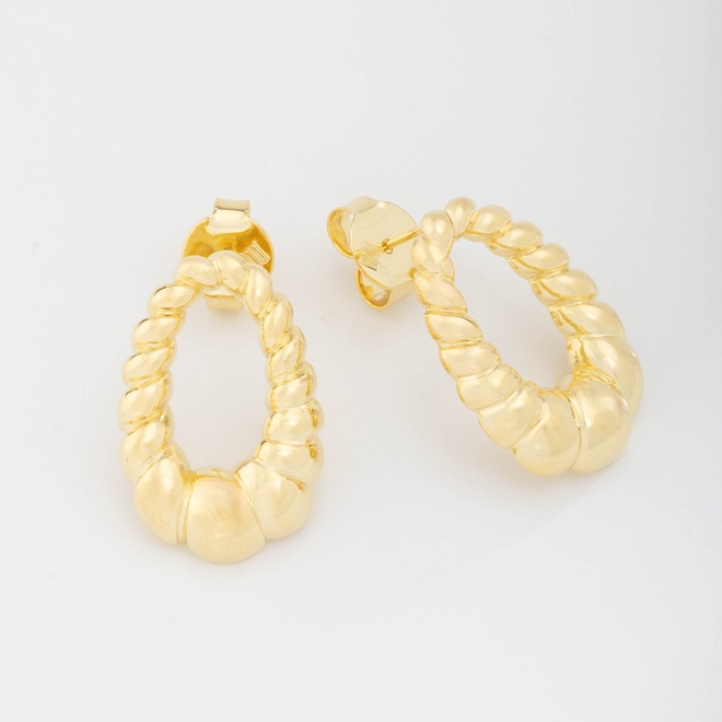 BR-02147-BRINCO BANHADO A OURO 18K EM FORMATO DE ARGOLA OVAL COM DESIGN TORCIDO
