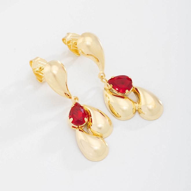BR-02172 BRINCO BANHADO A OURO 18K COM PEDRA EM FORMATO DE GOTA E DETALHES EM METAL
