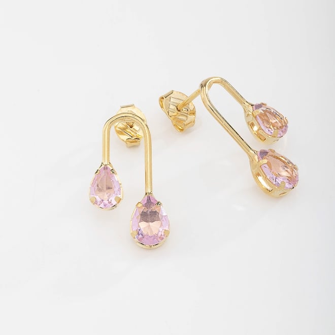 BR-02174 BRINCO BANHADO A OURO 18K COM DESIGN MODERNO E PEDRAS EM FORMATO DE GOTA.