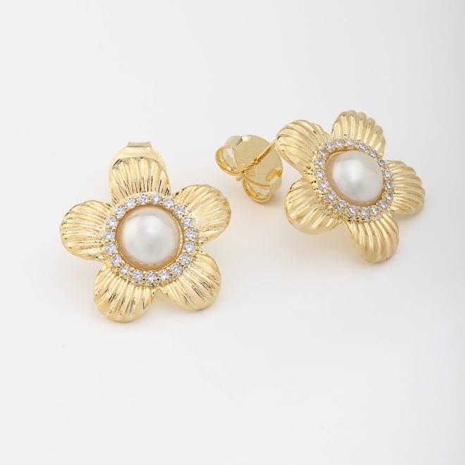 BR-02205-BRINCO BANHADO A OURO 18K EM FORMATO DE FLOR COM DETALHES TEXTURIZADOS E PÉROLA