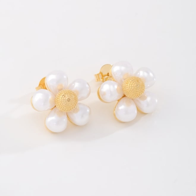BR-02207 -BRINCO BANHADO A OURO 18K EM FORMATO DE FLOR COM PÉTALAS EM PÉROLA