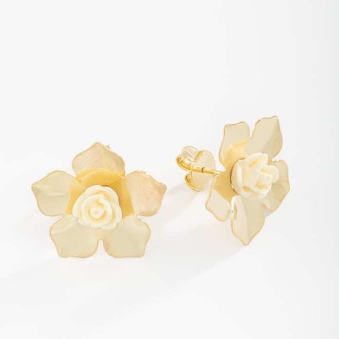 BR-02220 BRINCO BANHADO A OURO 18K EM FORMATO DE FLOR COM PÉTALAS METÁLICAS E DETALHE CENTRAL EM FLOR