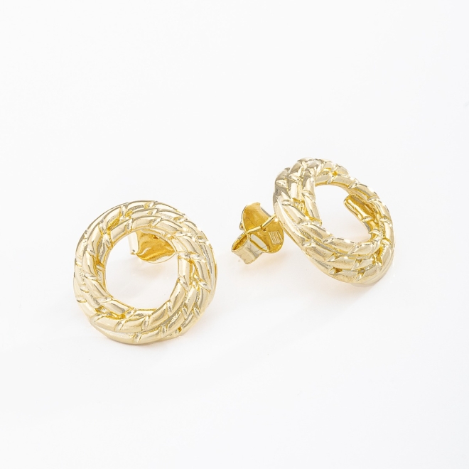 BR-02232 BRINCO BANHADO A OURO 18K EM CIRCULO E TEXTURA ENTRELAÇADA.