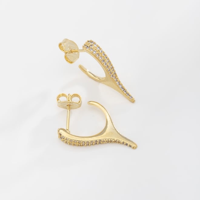 BR-02252 BRINCO BANHADO A OURO 18K COM DESIGN ORGÂNICO CURVADO E DETALHES CRAVEJADOS EM ZIRCÔNIAS