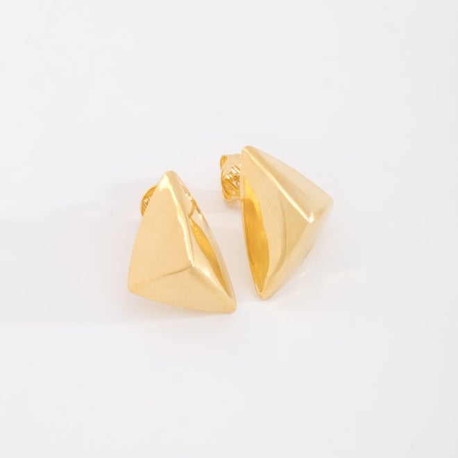 BR-02269 BRINCO BANHADO A OURO 18K EM FORMATO GEOMÉTRICO TRIANGULAR