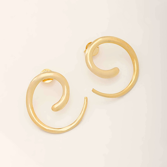 BR-02382 BRINCO BANHADO A OURO 18K EM FORMATO ESPIRAL COM DESIGN ORGÂNICO
