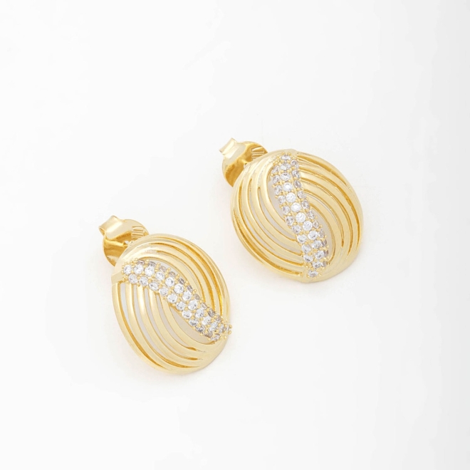 BR-02383-BRINCO BANHADO A OURO 18K COM DESIGN OVAL EM LINHAS CURVAS E DETALHE CENTRAL CRAVEJADO EM ZIRCÔNIAS