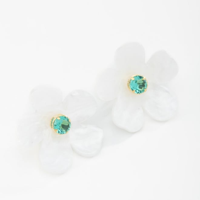 BR-02532 BRINCO DE FLOR COM PÉTALAS MADREPÉROLA E DETALHE DE ZIRCÔNIA 