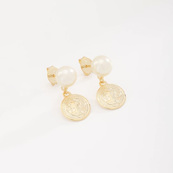 BR-02628-BRINCO BANHADO A OURO 18K COM PÉROLA E PINGENTE RELIGIOSO