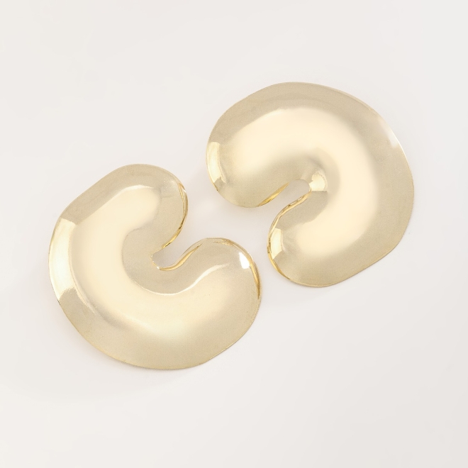 BR-02653 BRINCO BANHADO A OURO 18K COM FORMATO ORGÂNICO