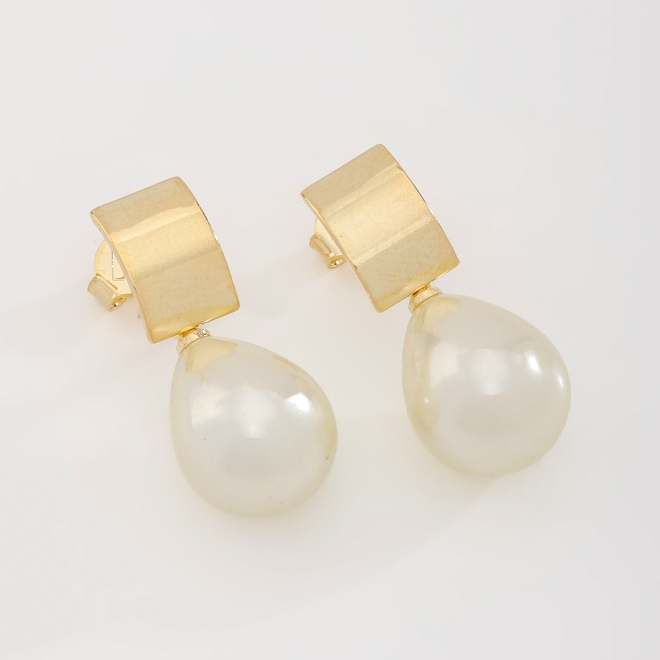 BR-02663 BRINCO BANHADO A OURO 18K COM DETALHE SUPERIOR EM CHAPA LISA E PINGENTE DE PÉROLA