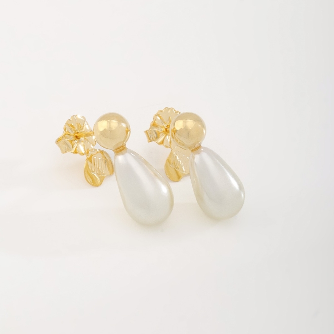 BR-02664 BRINCO BANHADO A OURO 18K COM PÉROLA EM FORMATO DE GOTA E DETALHE EM ESFERA