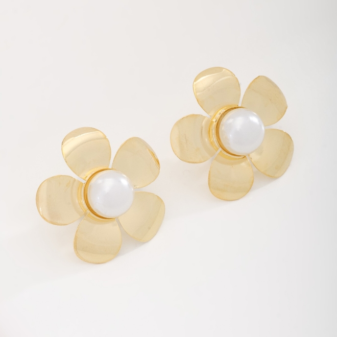 BR-02666 BRINCO BANHADO A OURO 18K DE FLOR COM DETALHE EM PÉROLA