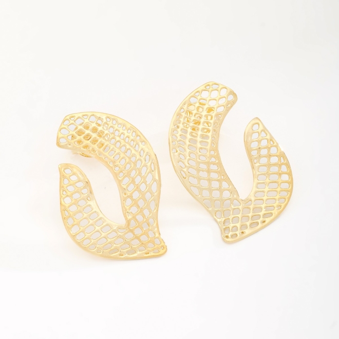 BR-02699 BRINCO BANHADO A OURO 18K COM DESIGN VAZADO EM FORMATO ORGÂNICO