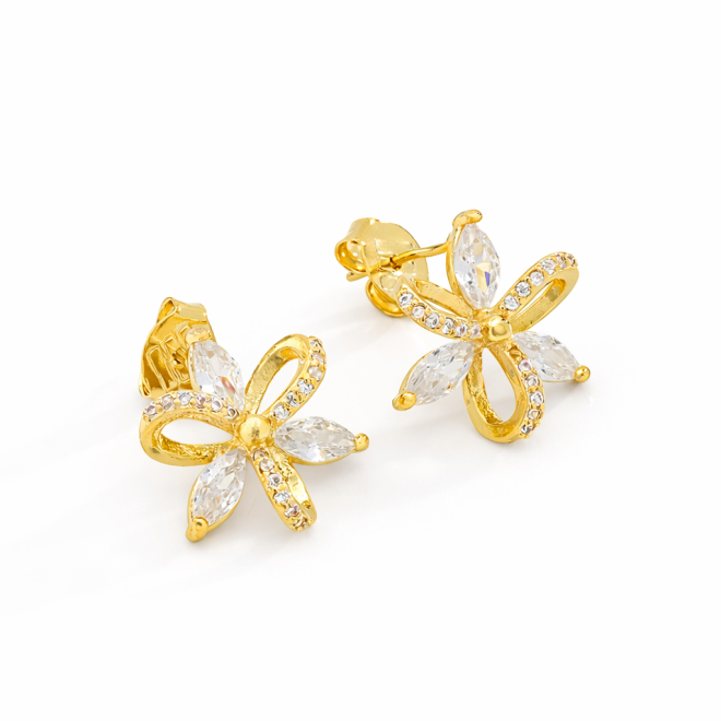 BR-02713 BRINCO BANHADO A OURO 18K EM FORMATO FLORAL COM ZIRC&Ocirc;NIAS NAVETE