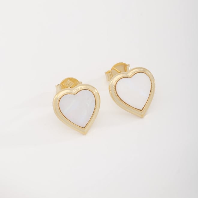 BR-02723 BRINCO BANHADO A OURO 18K EM FORMATO DE CORAÇÃO COM DETALHE EM MADREPÉROLA