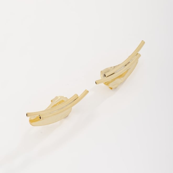 BR-02767 BRINCO BANHADO A OURO 18K COM DESIGN CURVO E DETALHE EM HASTES
