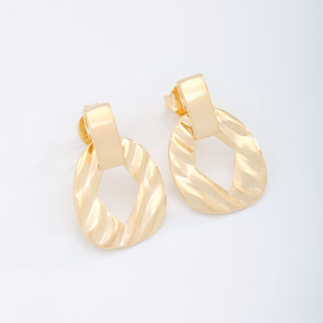 BR-02782 BRINCO BANHADO A OURO 18K COM DESIGN GEOM&Eacute;TRICO VAZADO E TEXTURA TORCIDA