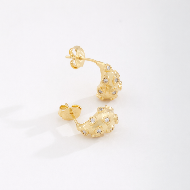 BR-02797 BRINCO BANHADO A OURO 18K COM DESIGN ORGÂNICO CURVADO EM ZIRCÔNIAS