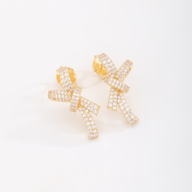 BR-02825 BRINCO BANHADO A OURO 18K COM DESIGN EM LAÇO CRAVEJADO EM ZIRCÔNIAS