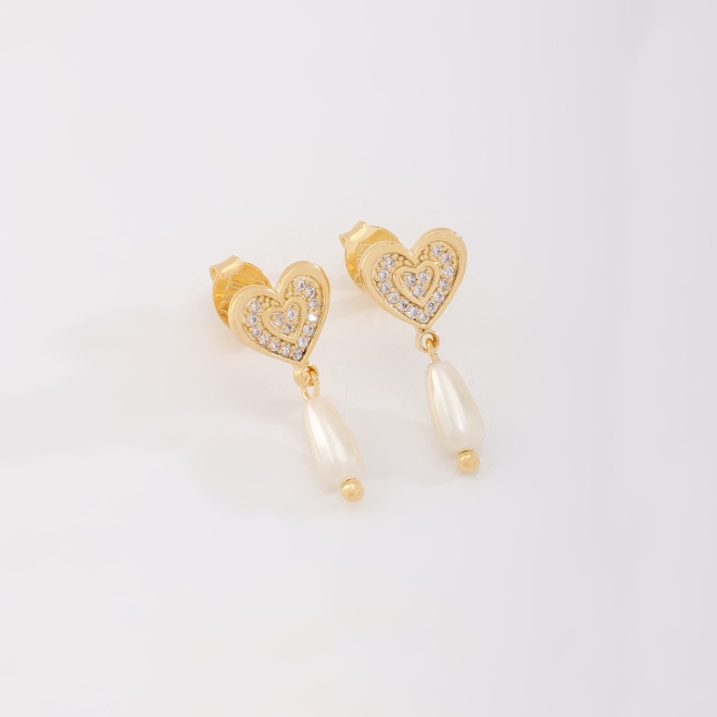 BR-02851 BRINCO BANHADO A OURO 18K COM BASE EM FORMATO DE CORAÇÃO CRAVEJADO EM ZIRCÔNIAS E PINGENTE COM PÉROLA