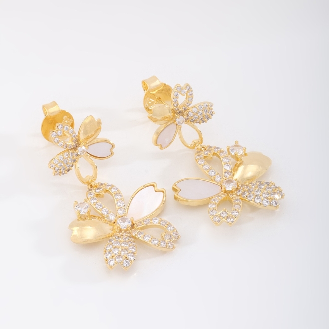 BR-02868 BRINCO DE FLOR DETALHES EM MADREPÉROLA E ZIRCÔNIAS