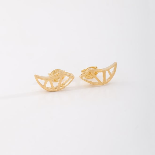 BR-02883-BRINCO BANHADO A OURO 18K COM DESIGN VAZADO EM FORMATO CURVO